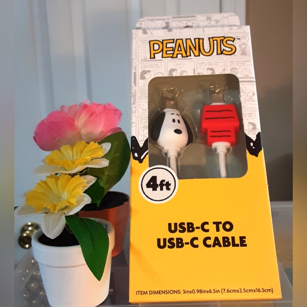 Peanuts Snoopy USB Cable NWT Dog House Snoopy